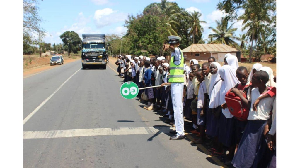 Watoto wanajifunza kuvuka barabara salama na mkufunzi